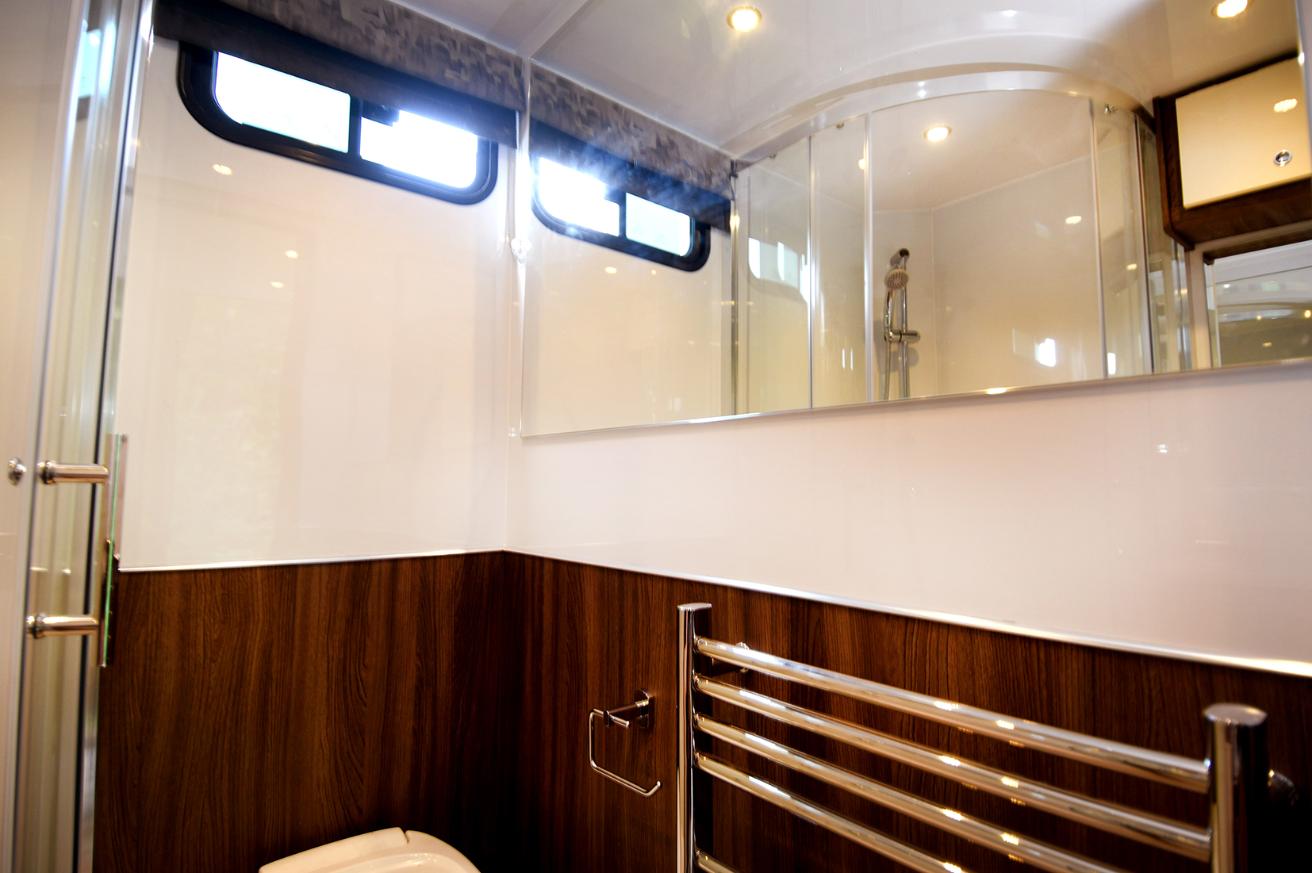 2022 EQ built 21-tonne 3-axle 5 large stall, 6 berth Luxury horsebox