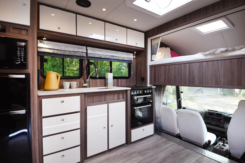 2022 EQ built 21-tonne 3-axle 5 large stall, 6 berth Luxury horsebox