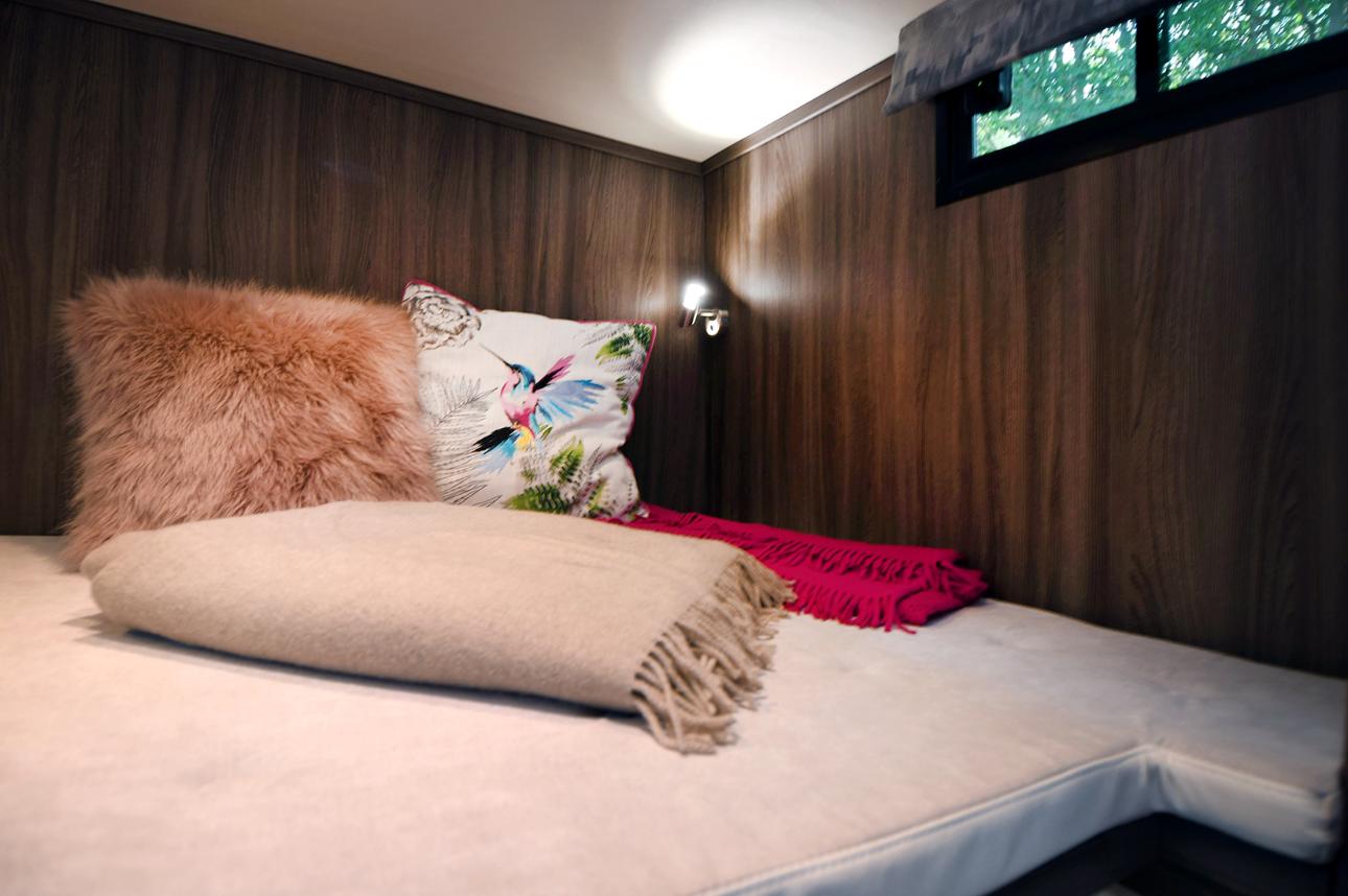 2022 EQ built 21-tonne 3-axle 5 large stall, 6 berth Luxury horsebox