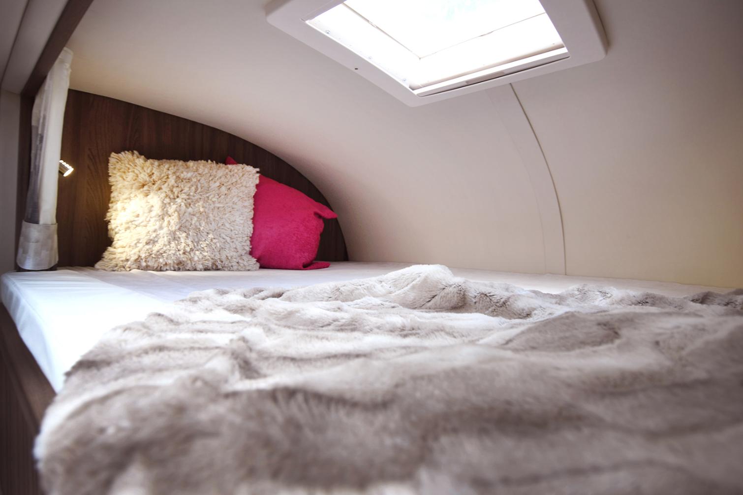 2022 EQ built 21-tonne 3-axle 5 large stall, 6 berth Luxury horsebox