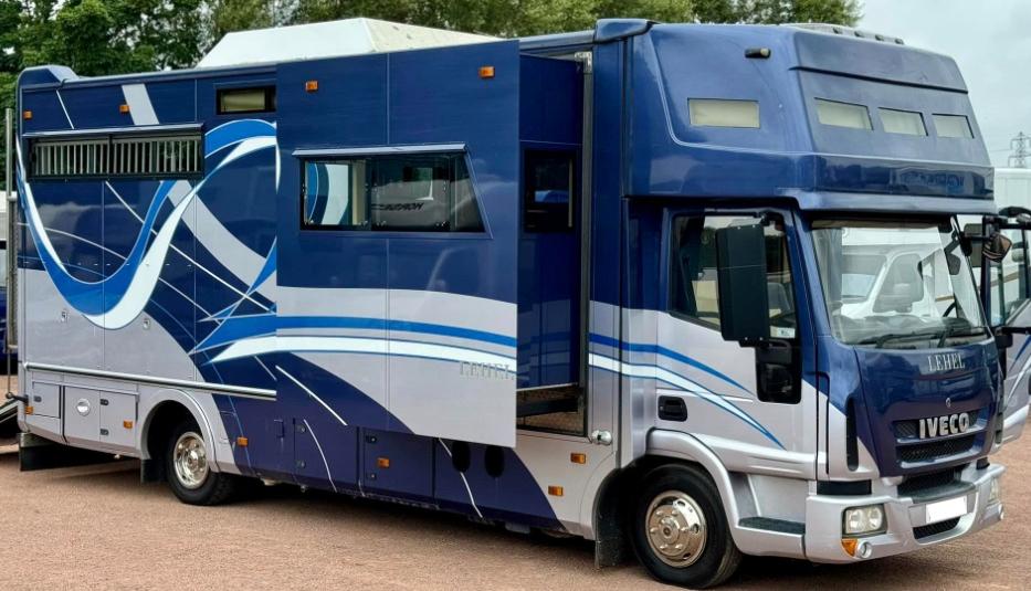 Luxury 2010 10-tonne Lehel 3 large stalls, 6-berth, Automatic Horsebox