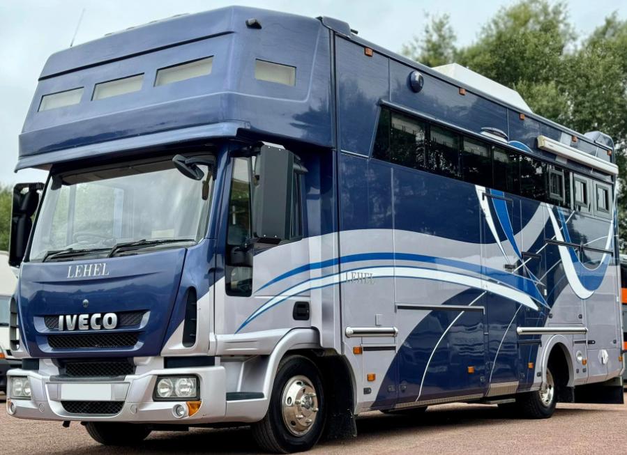 Luxury 2010 10-tonne Lehel 3 large stalls, 6-berth, Automatic Horsebox