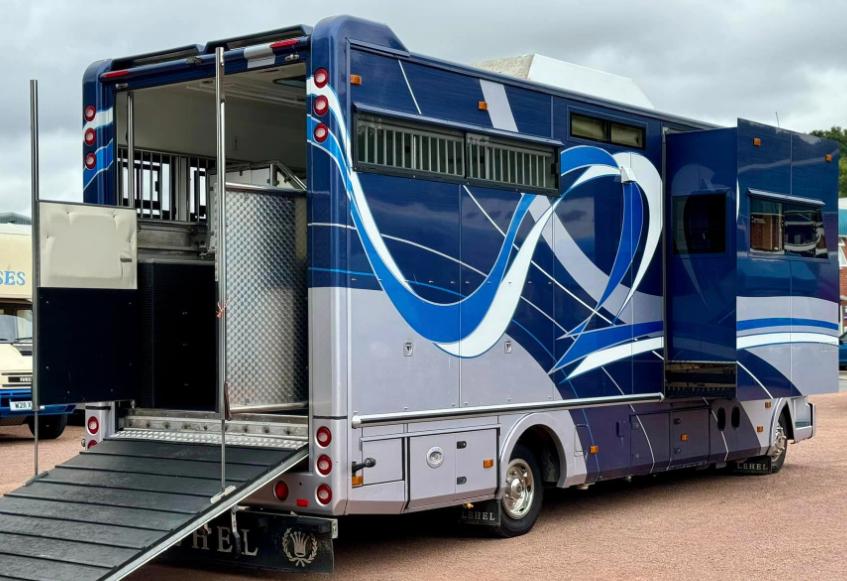 Luxury 2010 10-tonne Lehel 3 large stalls, 6-berth, Automatic Horsebox