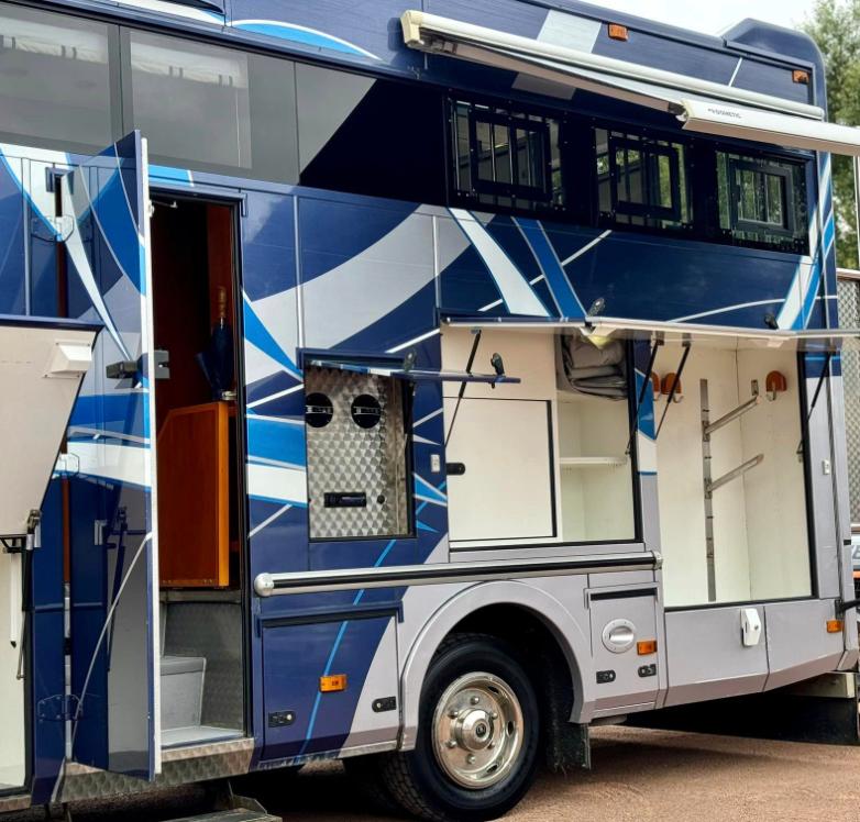 Luxury 2010 10-tonne Lehel 3 large stalls, 6-berth, Automatic Horsebox