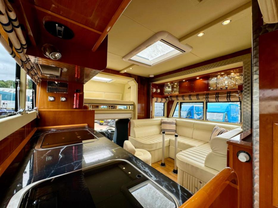 Luxury 2010 10-tonne Lehel 3 large stalls, 6-berth, Automatic Horsebox