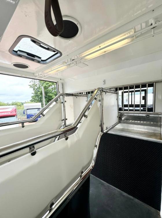 Luxury 2010 10-tonne Lehel 3 large stalls, 6-berth, Automatic Horsebox
