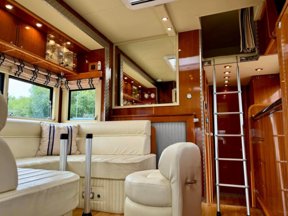 Luxury 2010 10-tonne Lehel 3 large stalls, 6-berth, Automatic Horsebox
