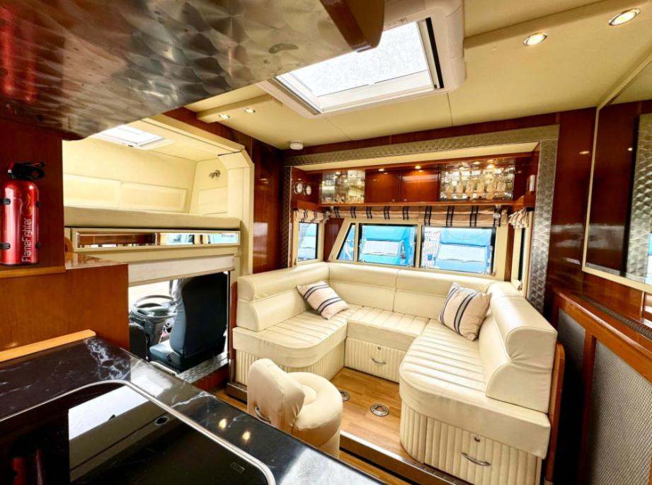 Luxury 2010 10-tonne Lehel 3 large stalls, 6-berth, Automatic Horsebox