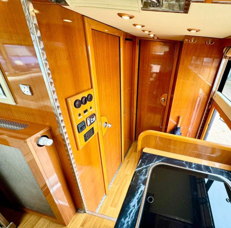 Luxury 2010 10-tonne Lehel 3 large stalls, 6-berth, Automatic Horsebox