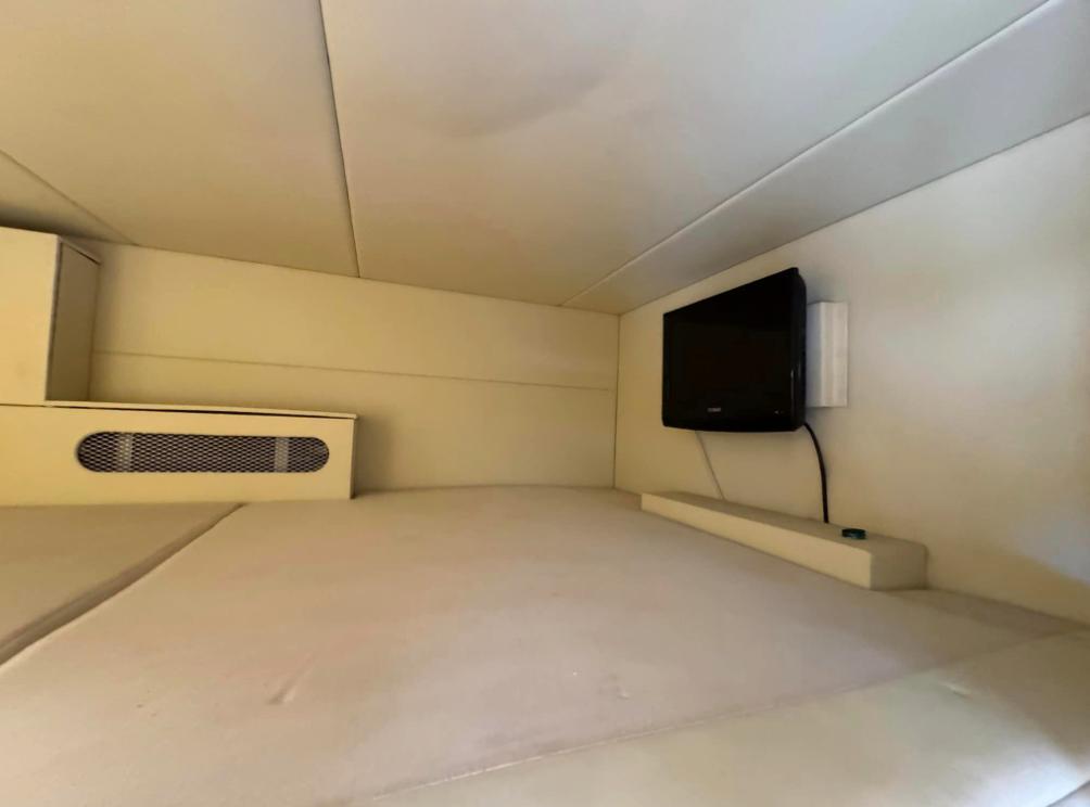Luxury 2010 10-tonne Lehel 3 large stalls, 6-berth, Automatic Horsebox