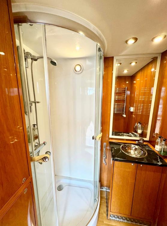 Luxury 2010 10-tonne Lehel 3 large stalls, 6-berth, Automatic Horsebox