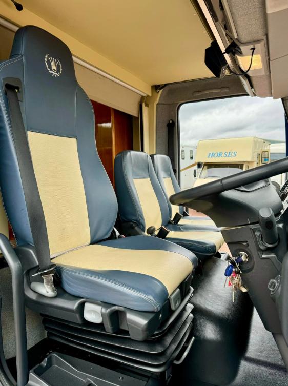 Luxury 2010 10-tonne Lehel 3 large stalls, 6-berth, Automatic Horsebox