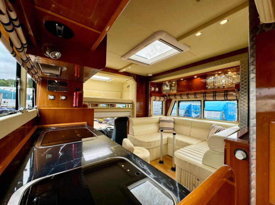 Luxury 2010 10-tonne Lehel 3 large stalls, 6-berth, Automatic Horsebox