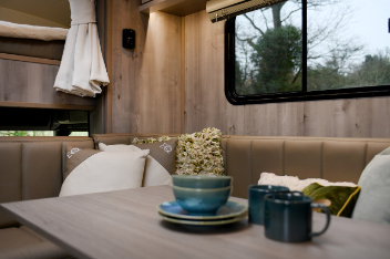 Luxury 18-tonne DAF EQ-built Horsebox with Side &amp; Rear Ramps - 7-8 stall / 4 berth