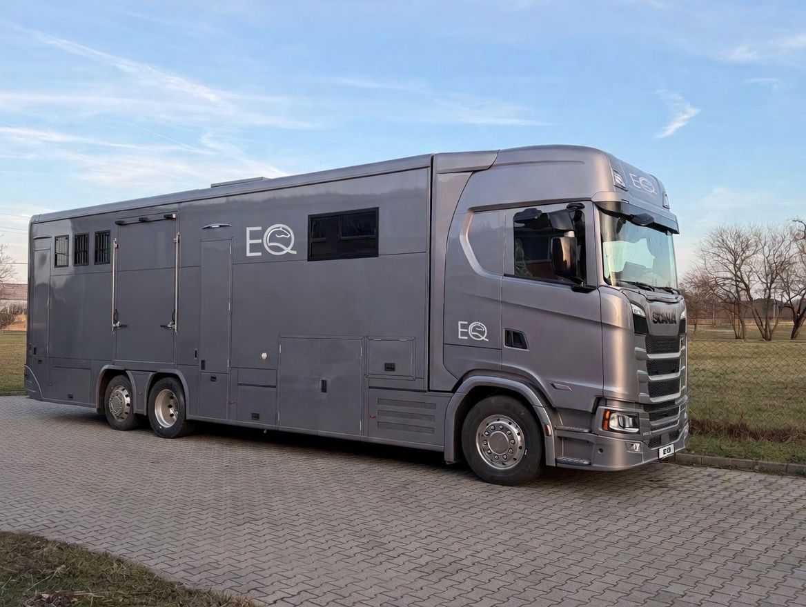 New build Scania Premium Luxury 26-tonne EQ-built horsebox. 5 stall / 6 berth (copy)