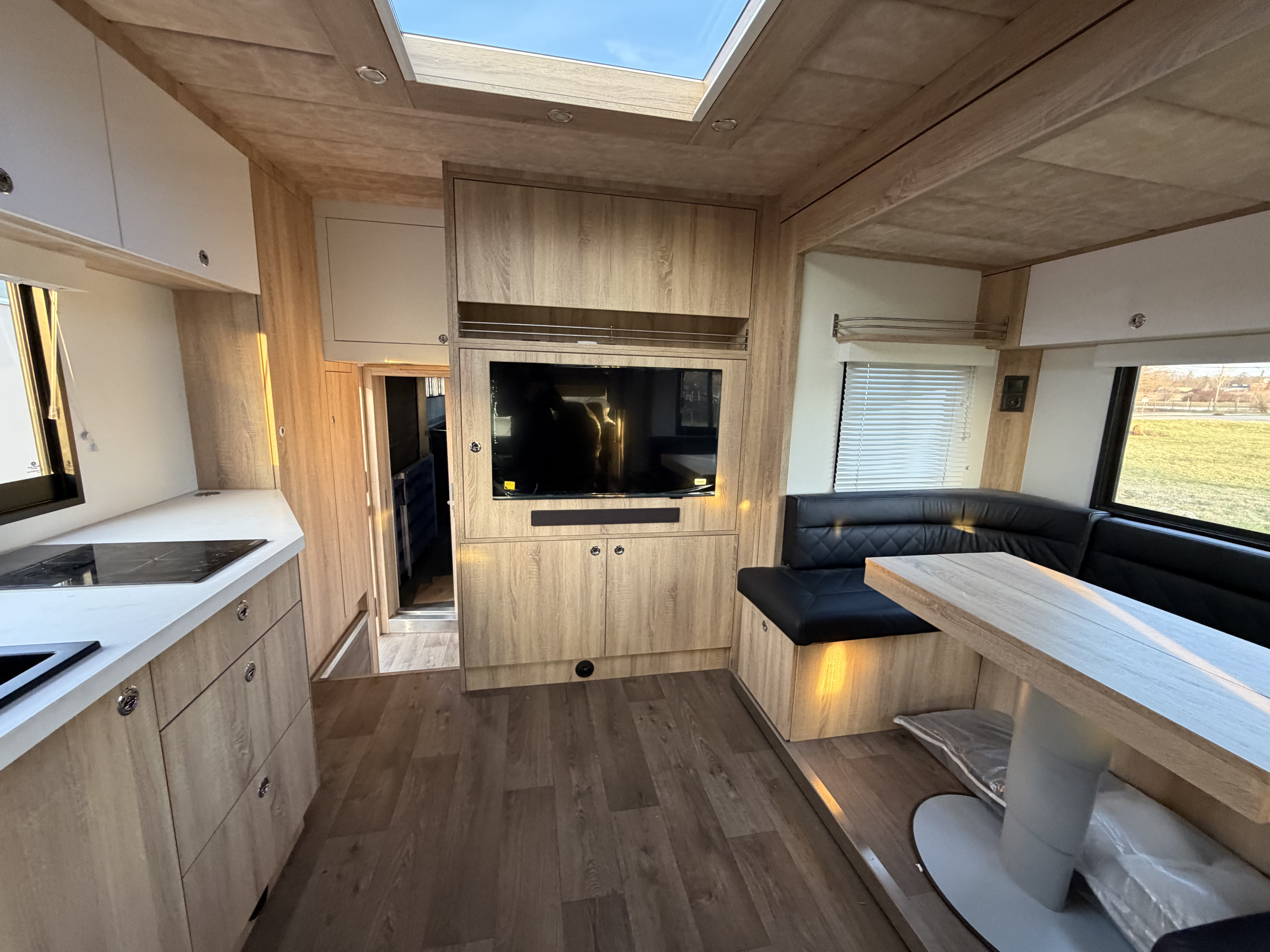 New build Scania Premium Luxury 26-tonne EQ-built horsebox. 5 stall / 6 berth (copy)