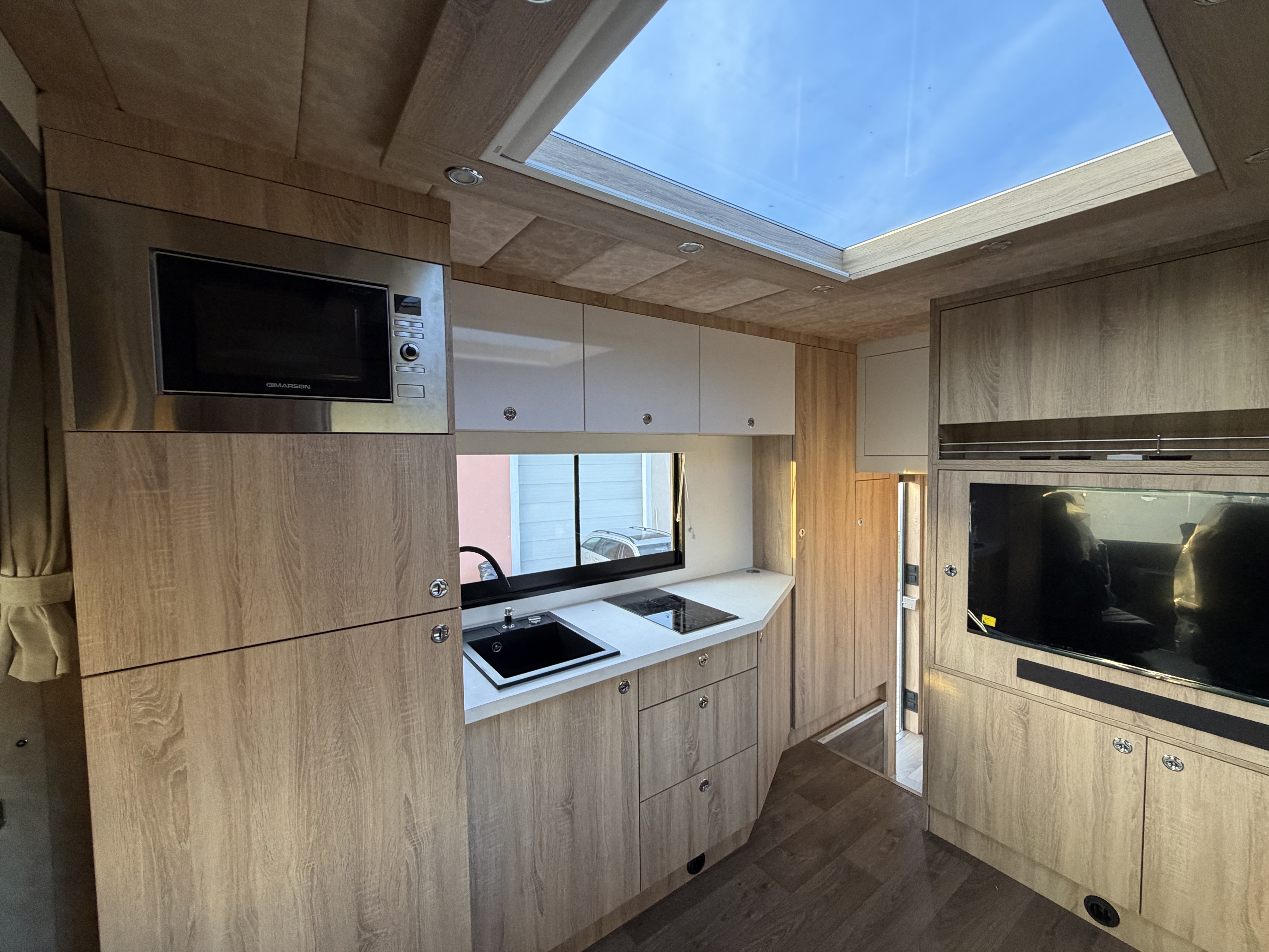 New build Scania Premium Luxury 26-tonne EQ-built horsebox. 5 stall / 6 berth (copy)