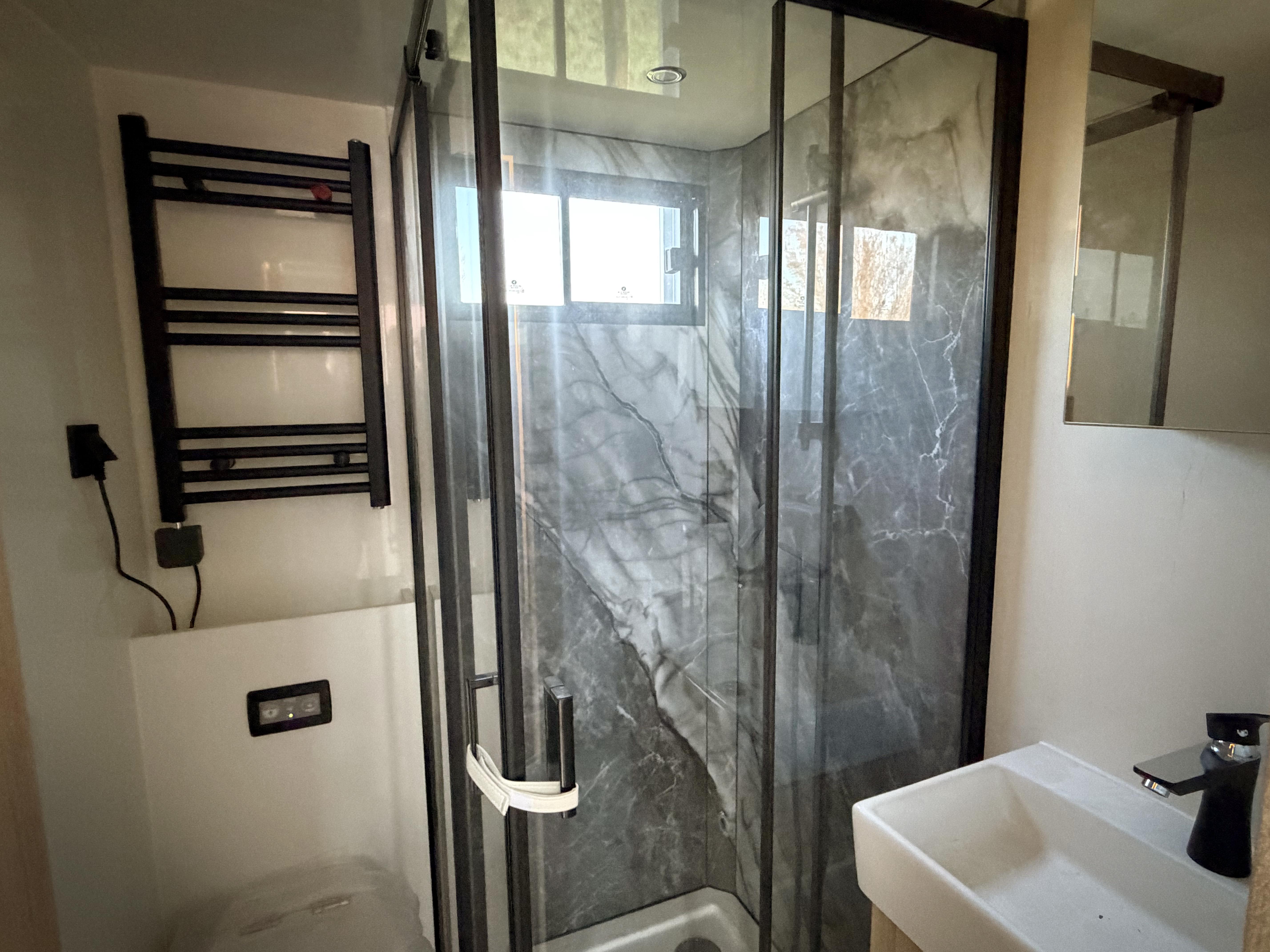 New build Scania Premium Luxury 26-tonne EQ-built horsebox. 5 stall / 6 berth (copy)