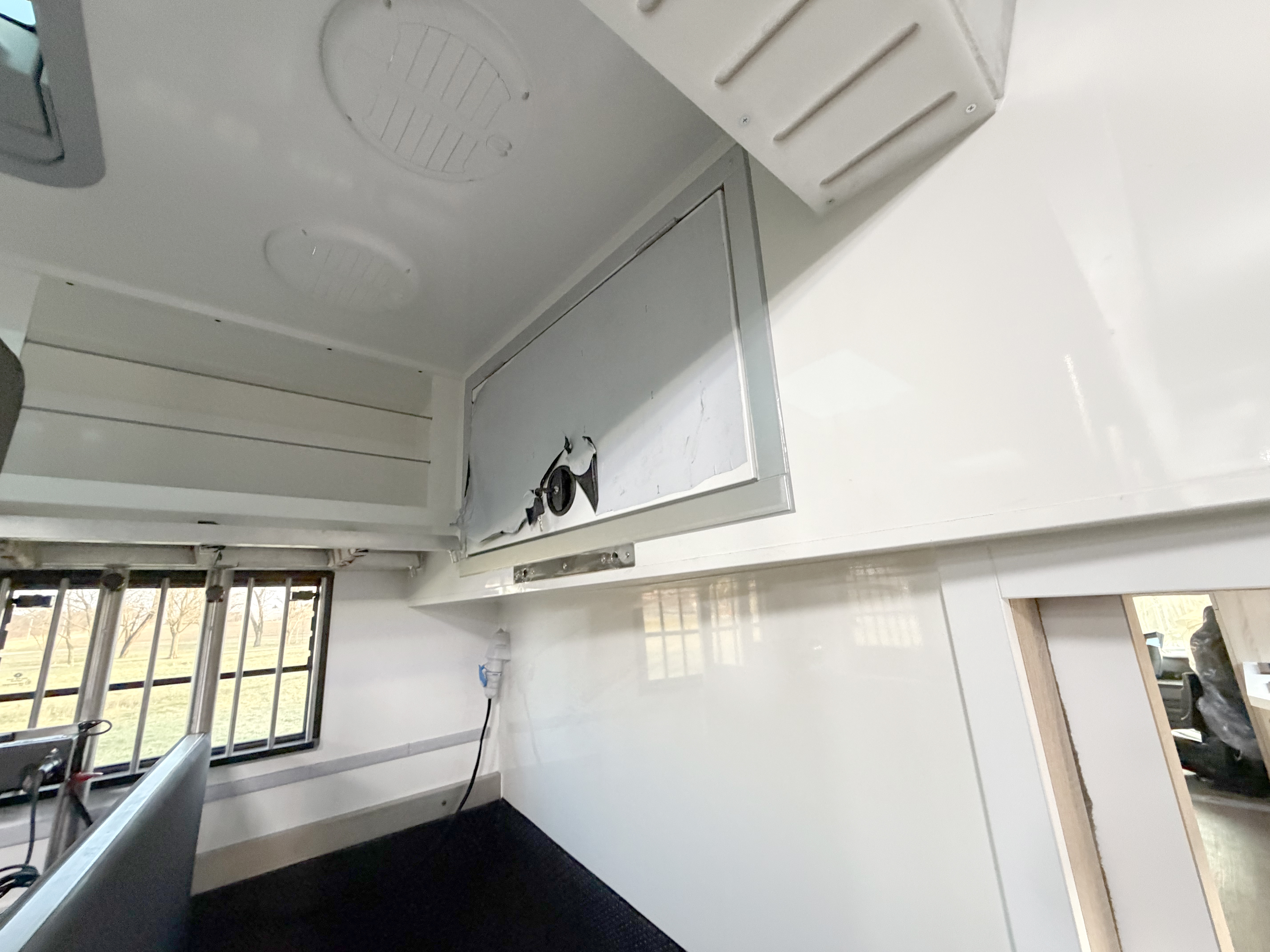 New build Scania Premium Luxury 26-tonne EQ-built horsebox. 5 stall / 6 berth (copy)