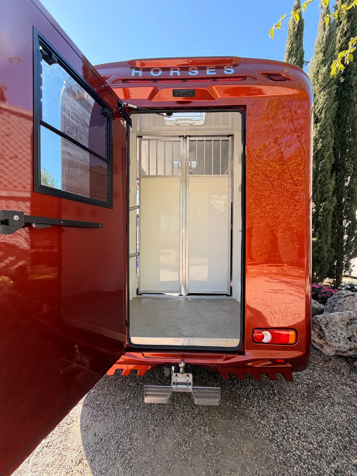 New 3.5-tonne Professional horsebox. 2 stall