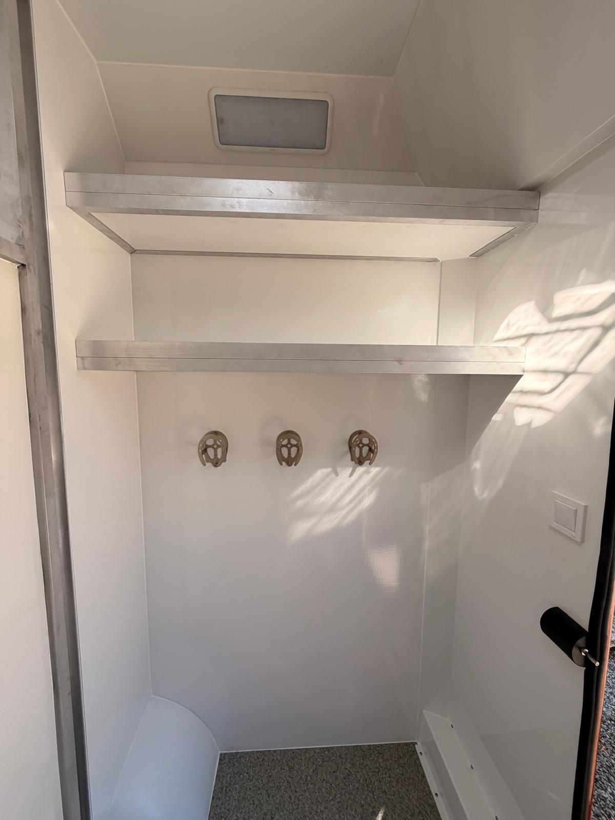New 3.5-tonne Professional horsebox. 2 stall
