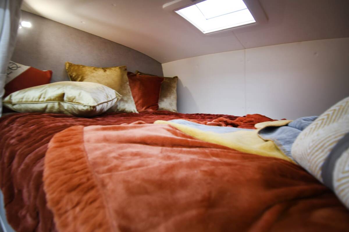 New build RHD Scania Premium Luxury 26-tonne EQ-built horsebox. 6 stall / 6 berth