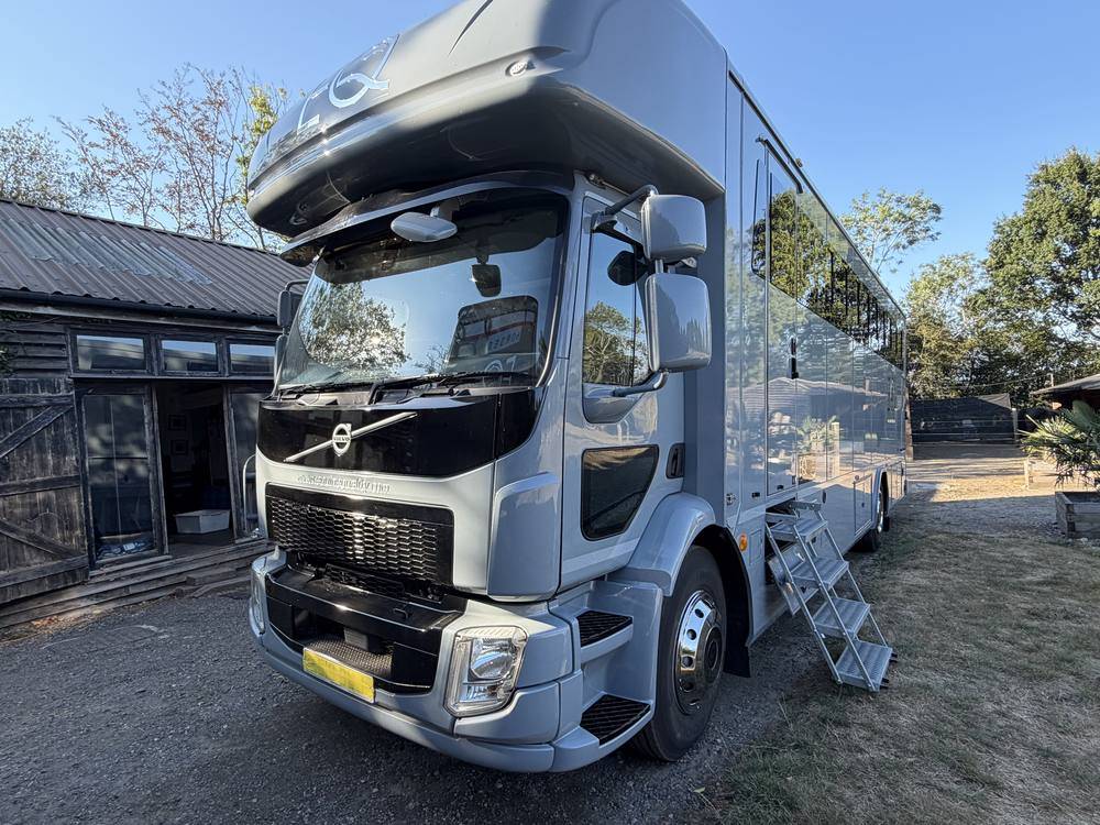 New build Volvo Luxury Work Truck 18-tonne 8 stall / 2 berth
