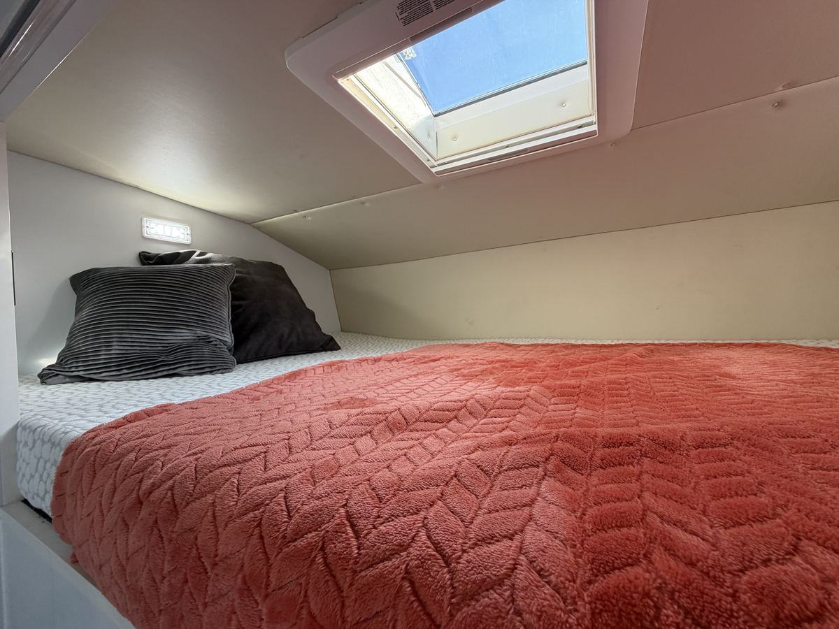 New build Volvo Luxury Work Truck 18-tonne 8 stall / 2 berth