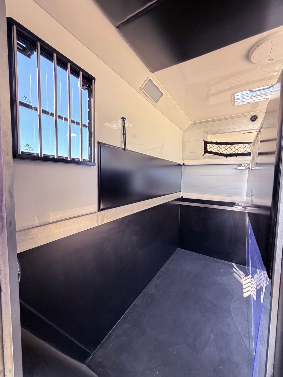 New-build LHD 3.5-tonne Citroen Professional horsebox. Auto. 2 stall