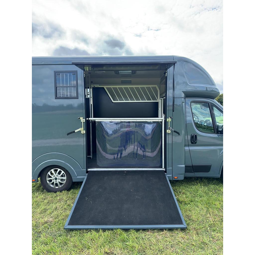 New-build LHD 3.5-tonne Professional horsebox. Auto. 2 stall