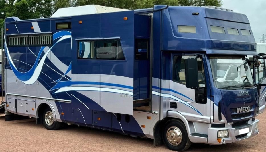 Luxury 2015 10-tonne Lehel 3 large stalls, 6-berth, Automatic Horsebox
